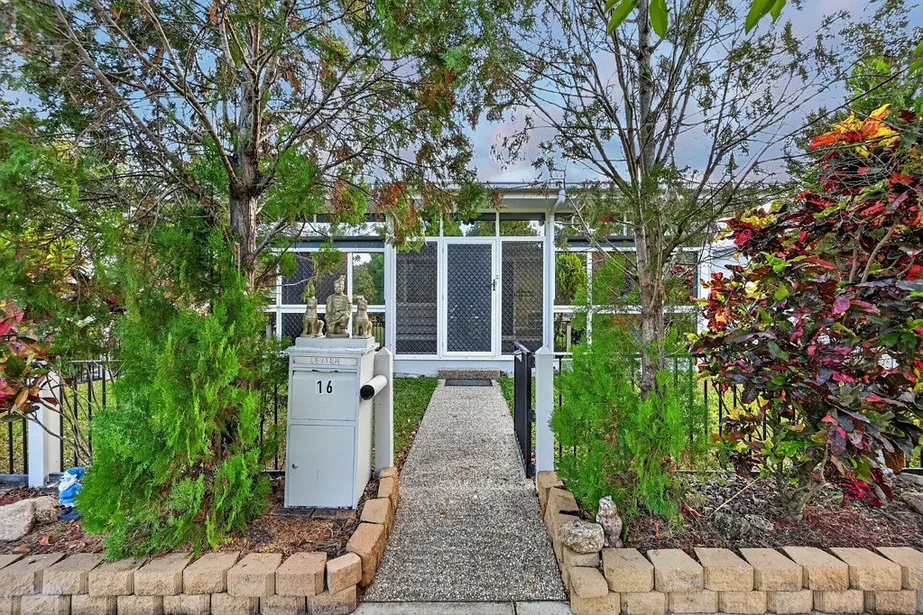 Shaw 4 Bedroom Spacious, Comfortable and Ready to Enjoy