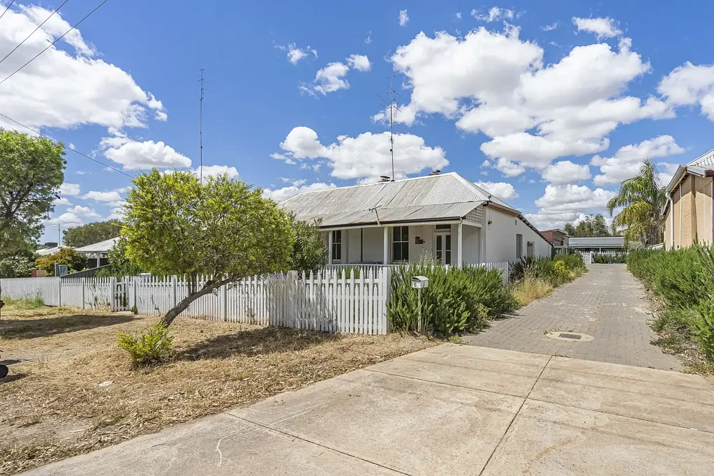 Northam 4部屋 2 Homes on 1 Title: Incredible Opportunity - Increase Your Portfolio; Rent Out or Move In!