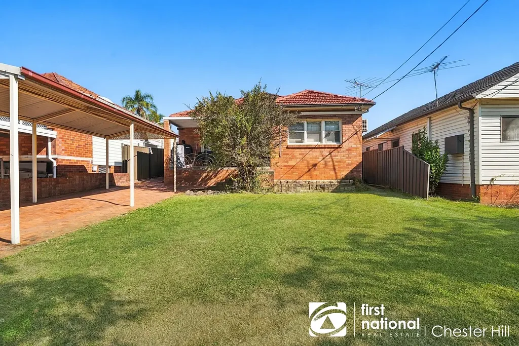 Chester Hill 4બેડરૂમ Spacious 4-Bedroom Brick Family Home, Granny Flat Potential, Sefton High Zone