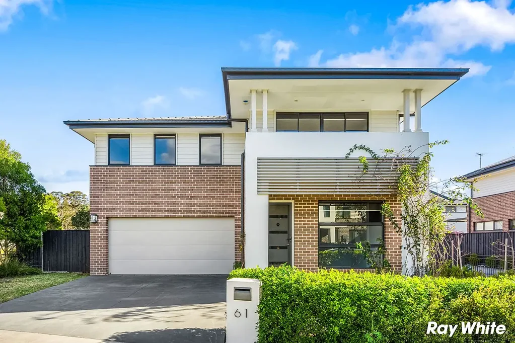 Beautiful and Spacious Family Home facing the park!