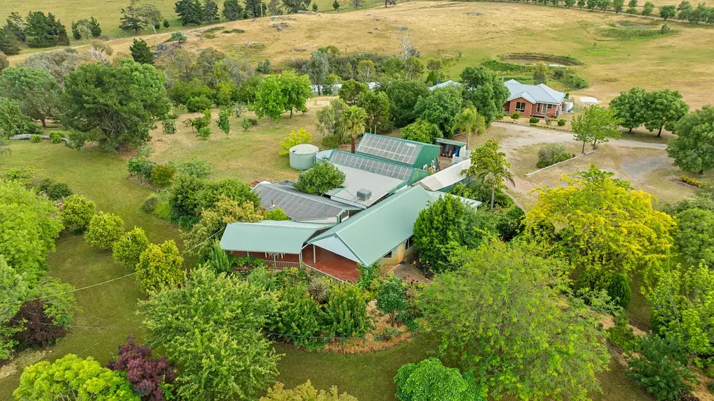 Huon Creek 4બેડરૂમ A LIFESTYLE, A BUSINESS OPPORTUNITY, A FAMILY HAVEN — ALL IN ONE REMARKABLE PROPERTY