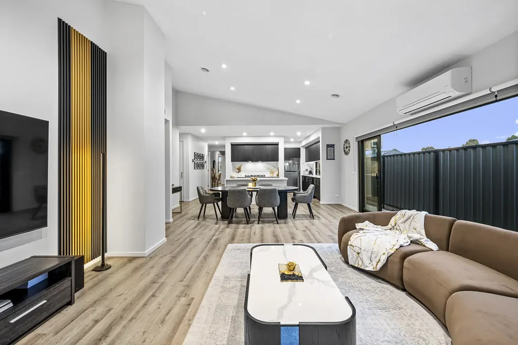 Craigieburn 4房 建筑杰作 26sq Metricon 豪华主套房 高挑吊顶 设计师厨房 落水岛台 全屋木地板 遥控双车库 低维护庭院 邻近公园学校 Near-New Metricon Masterpiece.