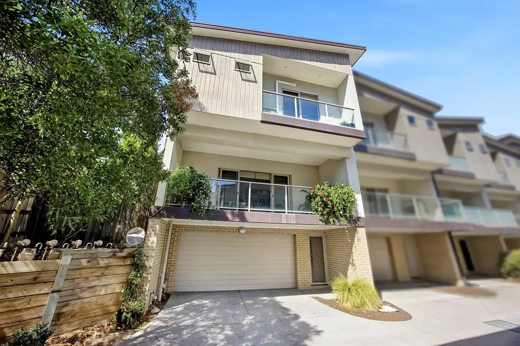 Mooroolbark 3chambre Tri-Level Trendsetter in the Heart Of Mooroolbark