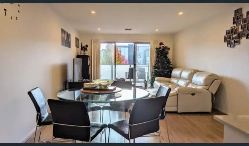 Oversized 2 bedroom apartment -walking distance to ALDI + bus stop