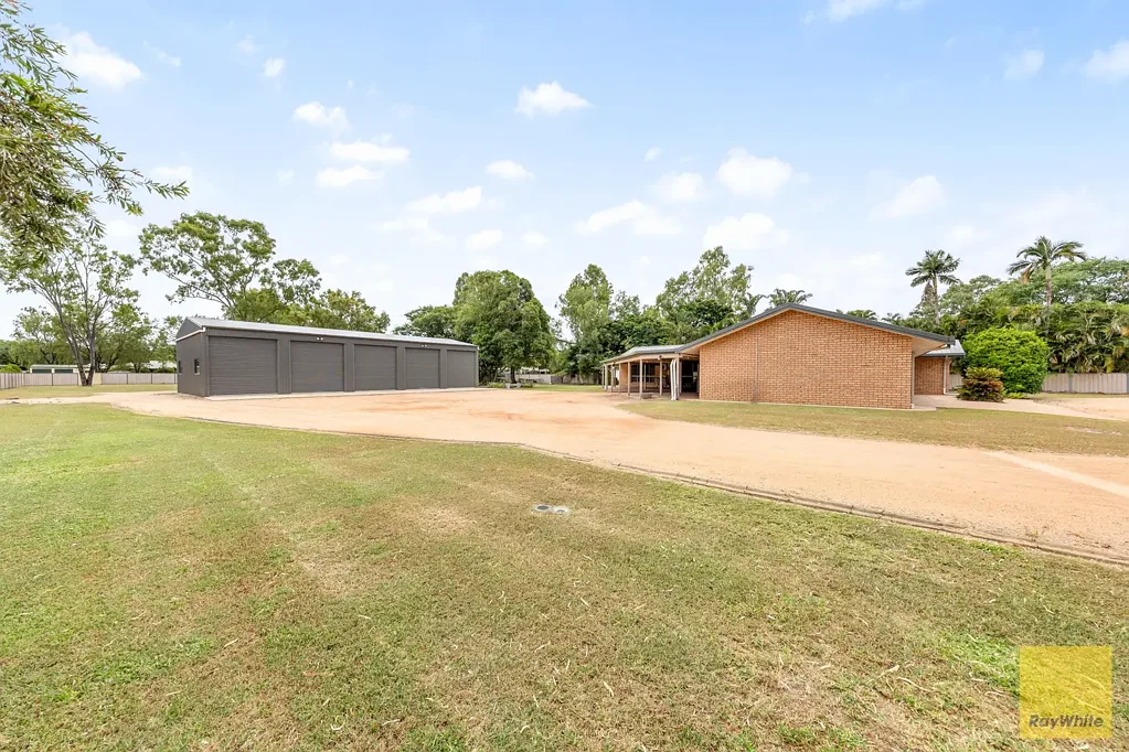 Emerald 4ਬੈੱਡਰੂਮ SOLID BRICK HOME ON ACREAGE WITH HUGE SHED