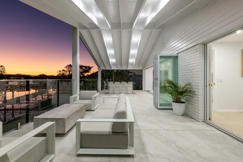 Bundall 5침실 Exquisitely Renovated Waterfront Entertainer