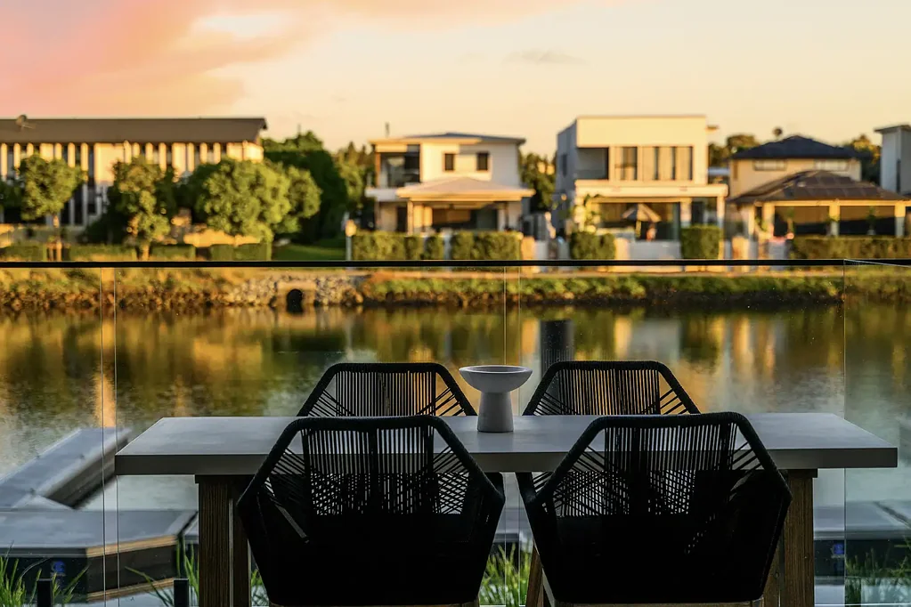 Hope Island 3غرفة نوم Waterfront Elegance with Large Marina Berth Option