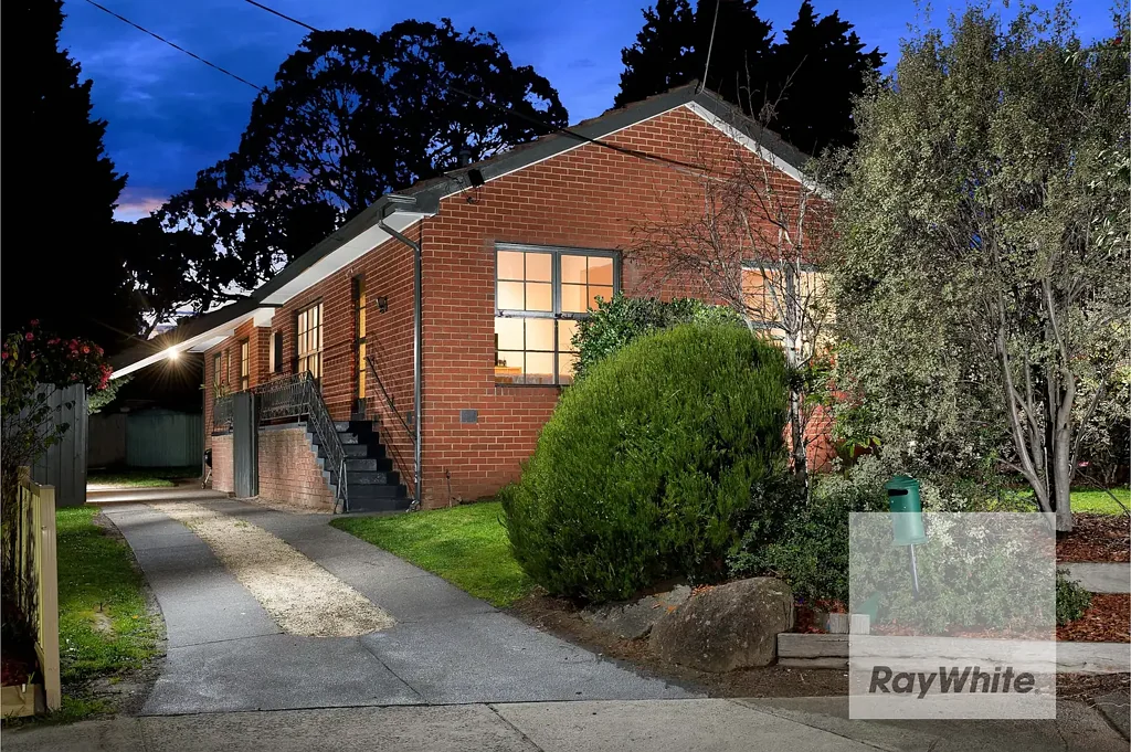 DELIGHT FAMILY HOME IN QUIET COURT LOCATION!