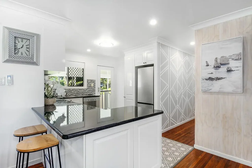 Macleay Island 3房 精心翻新 木地板 新厨房 AC 电壁炉 三卧书房 充足储物 优越位置 Renovated, Refined, and Ready for You