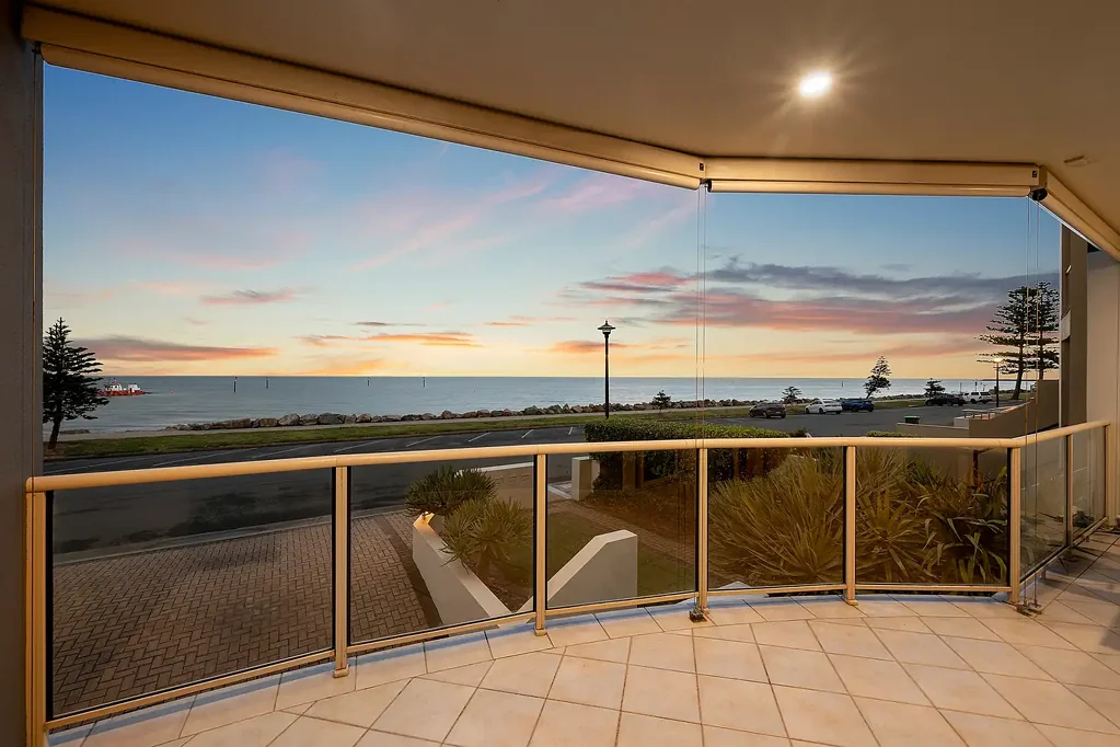 Glenelg North 4房  Coastal Elegance & Spacious Living with Uninterrupted Ocean Views