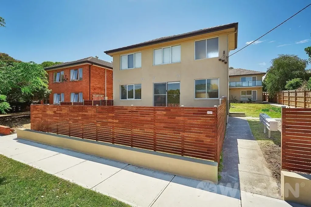 FULLY RENOVATED! GROUND FLOOR!