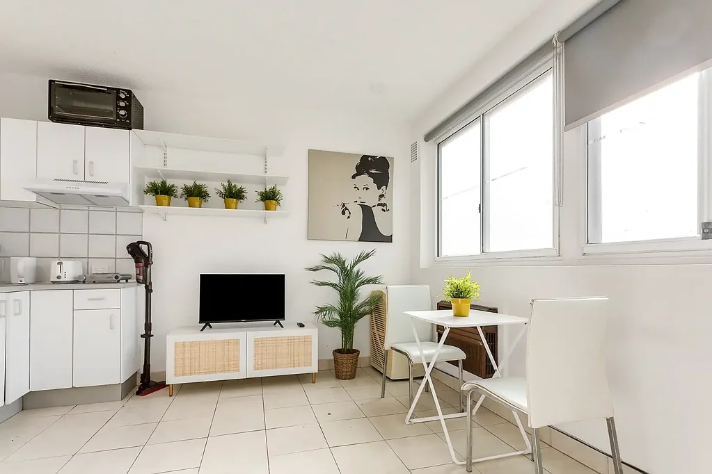TOP LOCATION - FULLY FURNISHED STUDIO APARTMENT