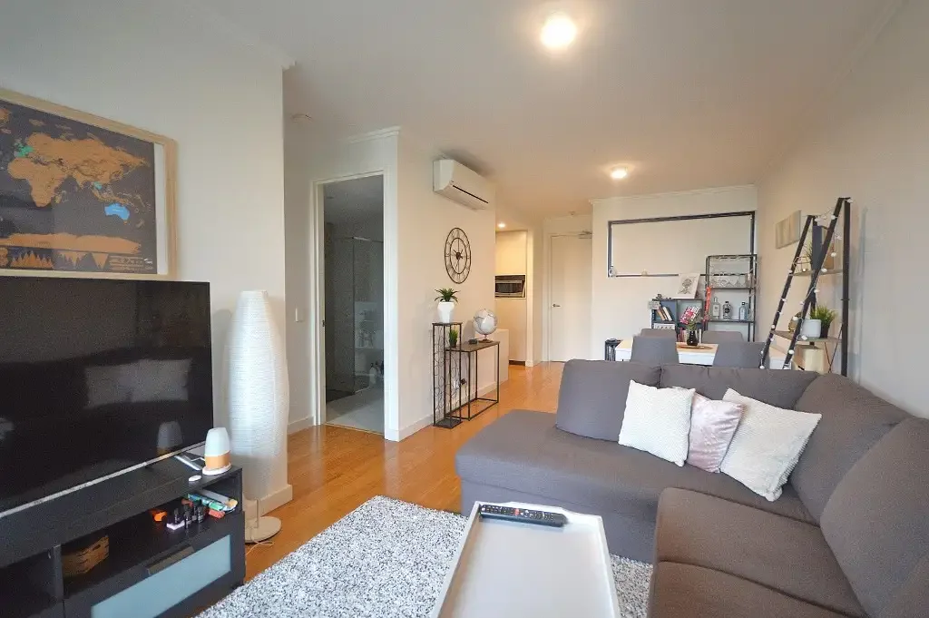 STUNNING 1x1 IN PRIME LOCATION!