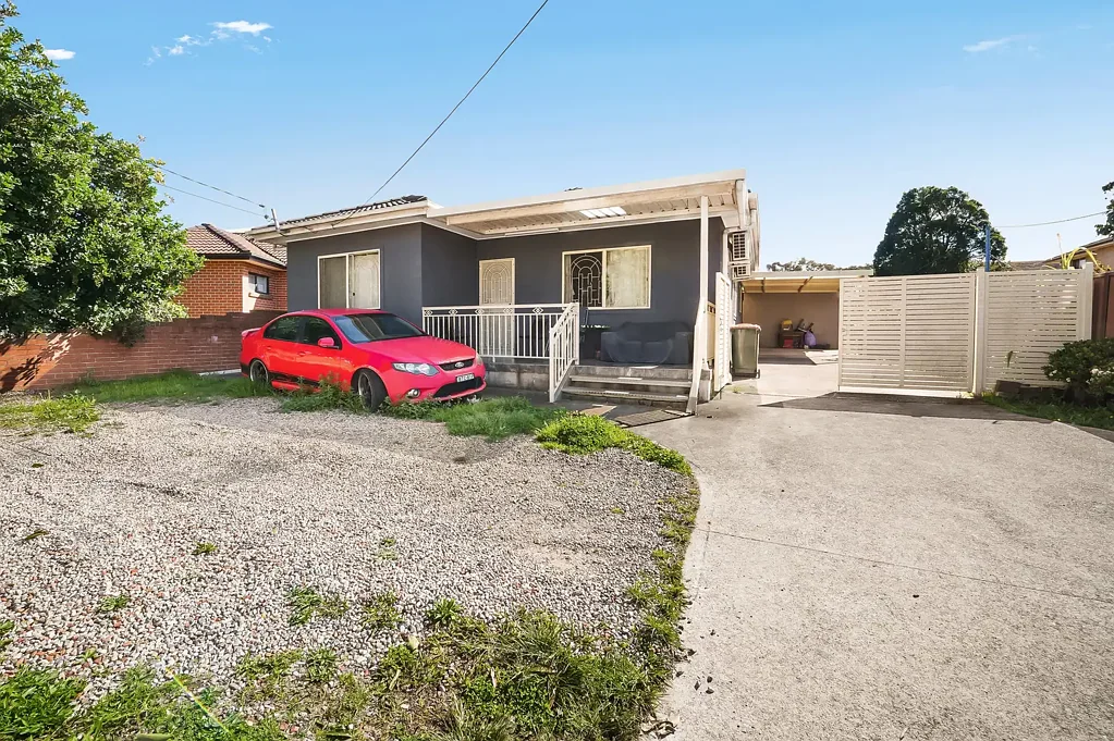 Canley Vale 10房 多套住宅组合 4卧主宅精装 3卧granny flat 独立小屋 2卧sleepout 租金回报强劲 地理位置优越 UNIQUE OPPORTUNITY