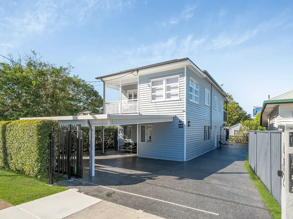 Redcliffe 5房 黄金地段三住宅 482 Oxley Avenue 独立全装修 精心翻新 高回报现金流 灵活居住选择 现代低维护生活 私人空间专用车位 滨水区便捷生活 Rare Redcliffe Investment Opportunity - Block of Flats