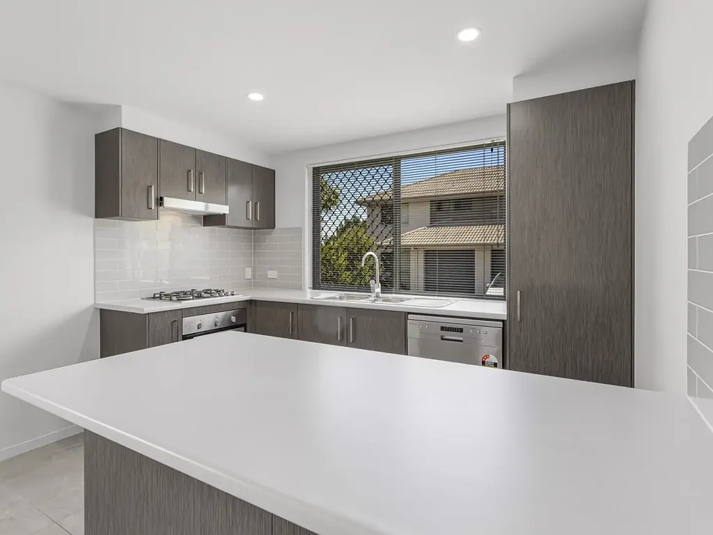 HUGE Townhouse with garden shed for storage!!