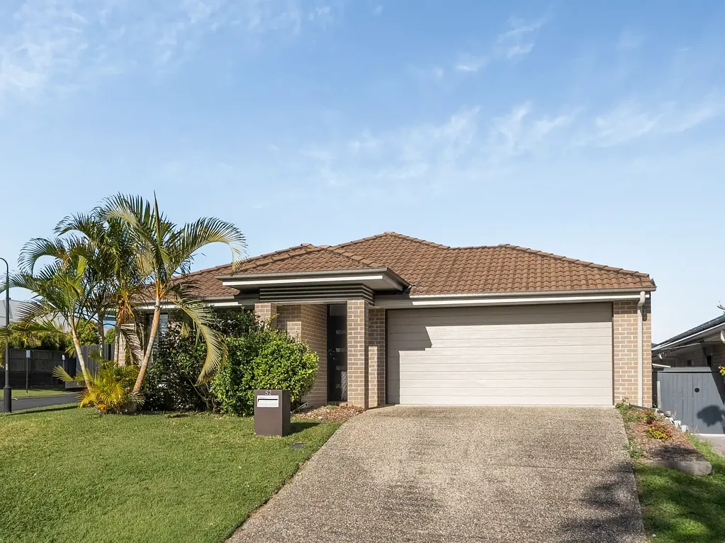 North Lakes 4Kwarto Modern Family Living on a Spacious Corner Allotment!