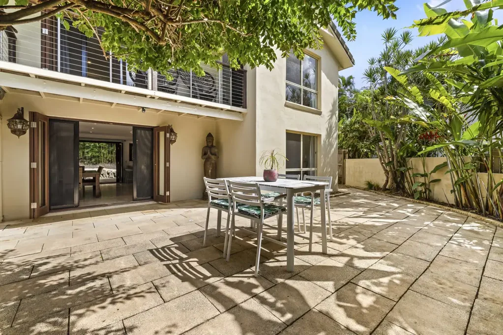 Suffolk Park 4房  Spacious Family Home with Lap Pool & Tropical Gardens