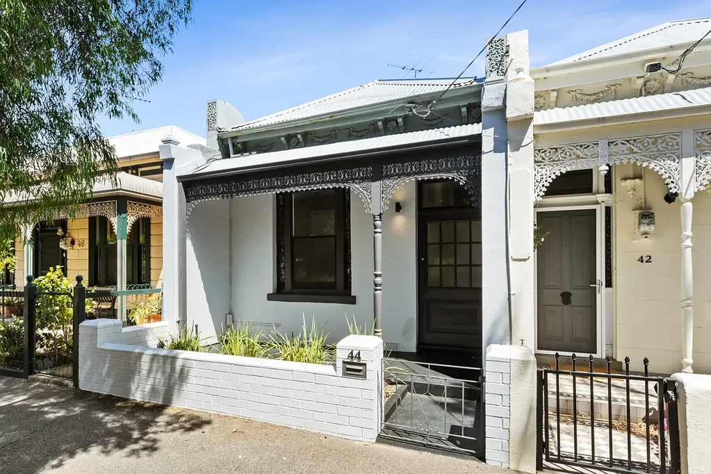 Supreme location meets superb home