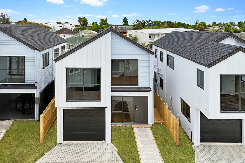 Manurewa 5Phòng ngủ Modern Stand- alone Living in Top Location