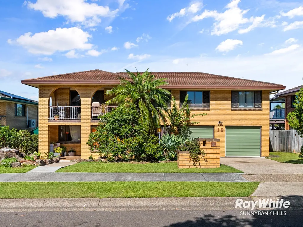 Sunnybank Hills 4कमरा Expansive Family Home, With Dual Living Potential, Full Brick Quality In An Idyllic Location Walking Distance to Shopping Centres