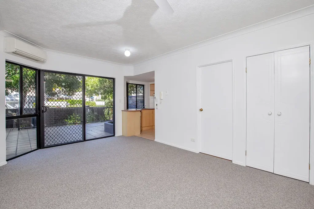 2/2 Broad Street, Labrador, QLD 4215