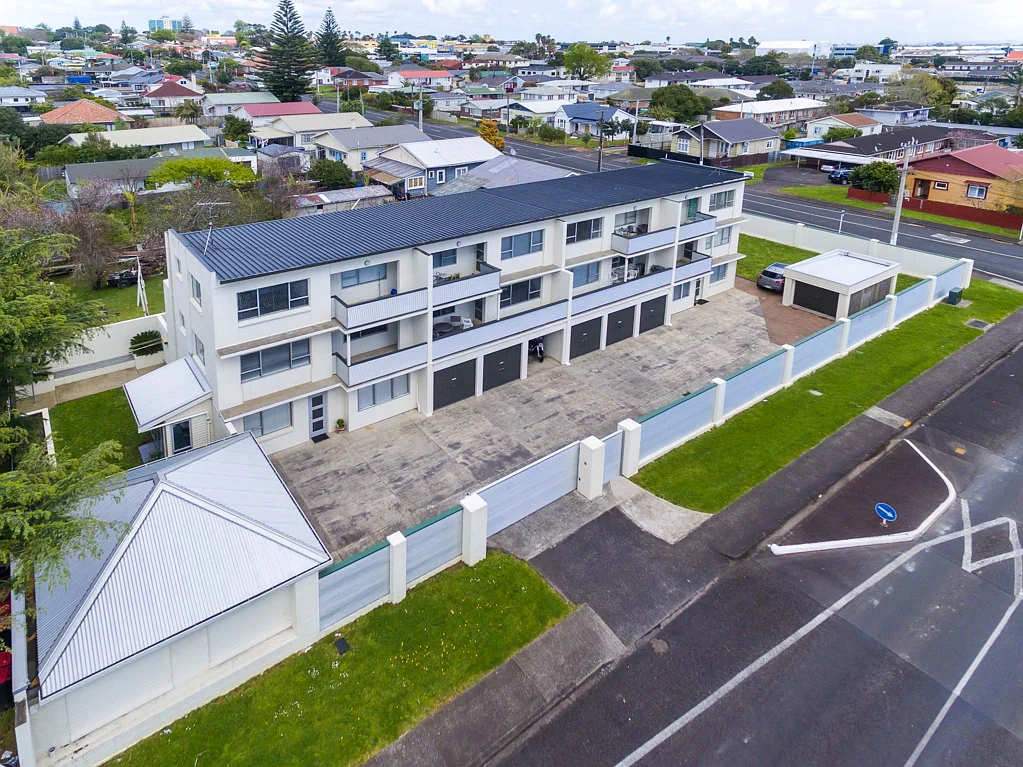 Otahuhu 10 APARTMENTS IN THAB ZONE WITH RC FOR SIX MORE