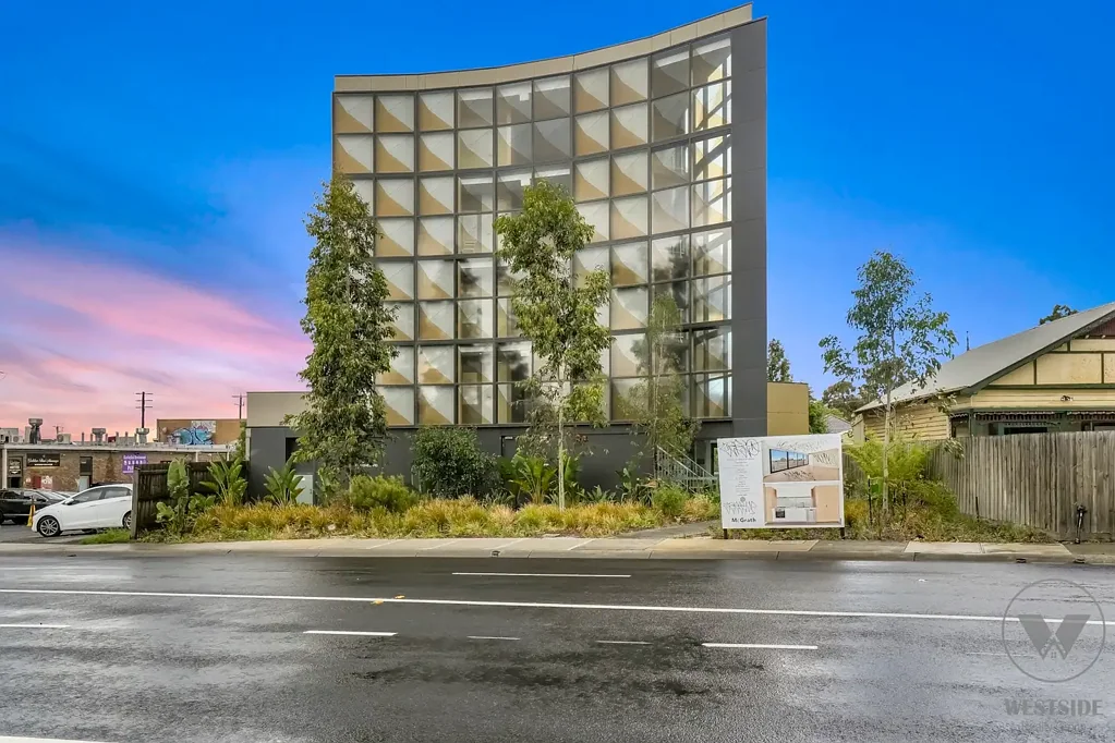 Footscray 2房 优越地段 Footscray名校圈 时尚两卧公寓，洗衣连接浴室，凯撒石台，冷暖空调，私享阳台，便捷交通，尽享都市生活。 Attractive From Every Angle