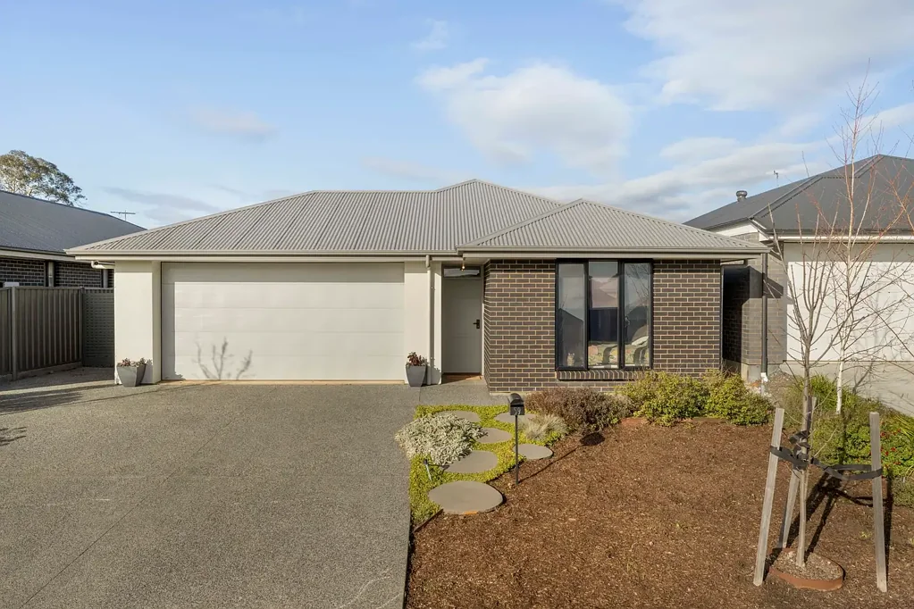 Mount Barker 3 Bedroom Stylish Family Home in a Peaceful Location