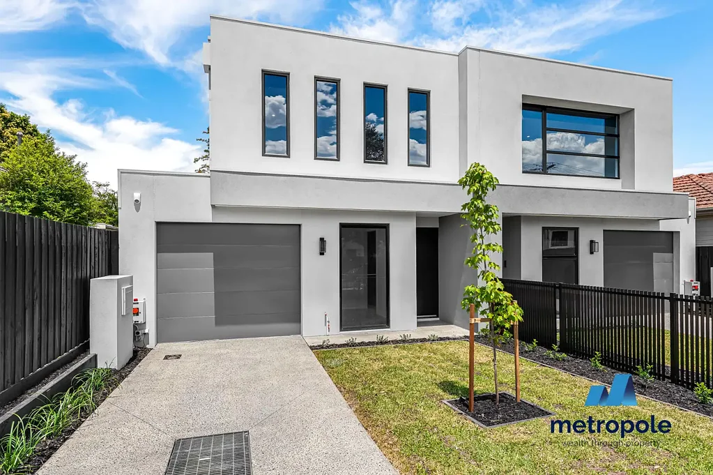 STYLISH & CONTEMPORARY HOME IN DUAL MCKINNON SCHOOL ZONES