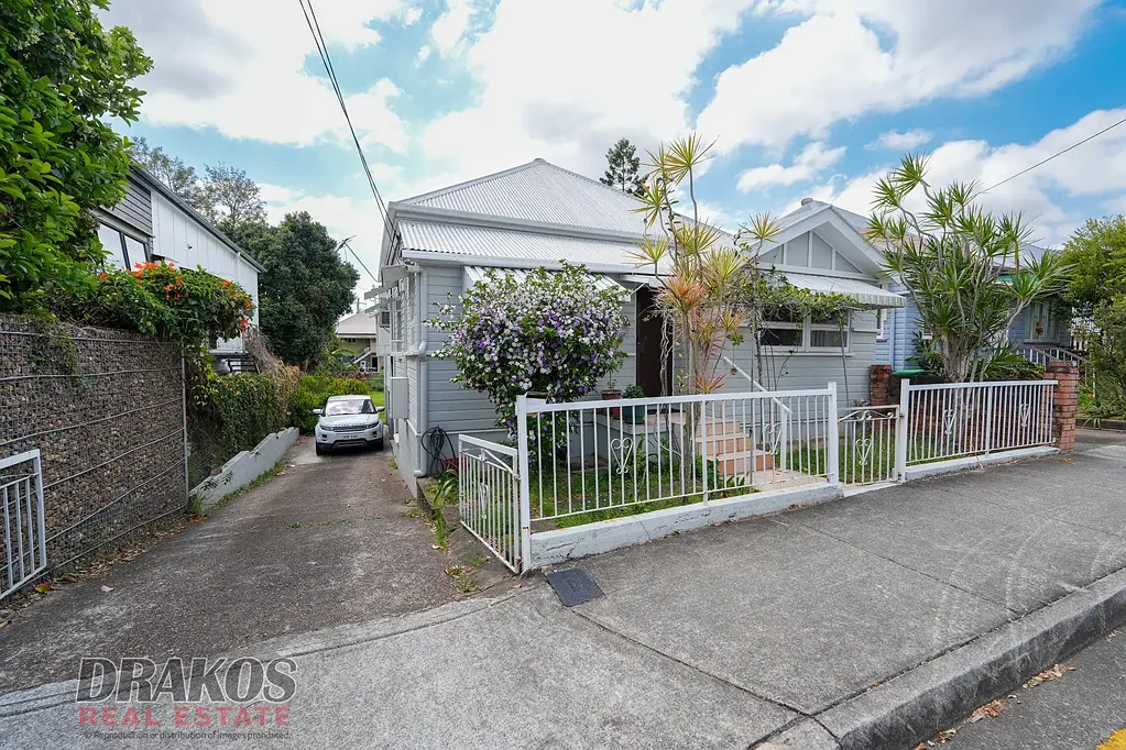 West End 3房 优越学区房 491㎡阔地 Tongue & Groove装修 步行名校 Family Home With Potential.