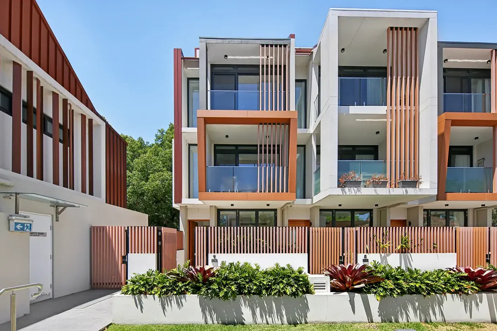 Ashfield 3房 精品楼内宁静街 三层高挑天花板 开放式生活区 现代厨房宽敞卧 多个户外区域 三车位锁闭车库 靠近公园学校 Sleek And Modern Living At "The Ochre"