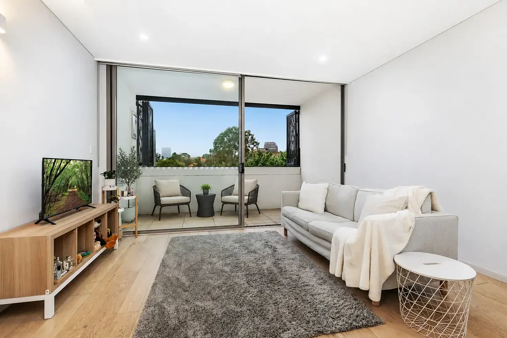 North Sydney 1房 North朝向绿意景观 Caesarstone厨房 现代装修 木地板 步行便利 投资潜力强 North-facing living with peaceful leafy outlooks