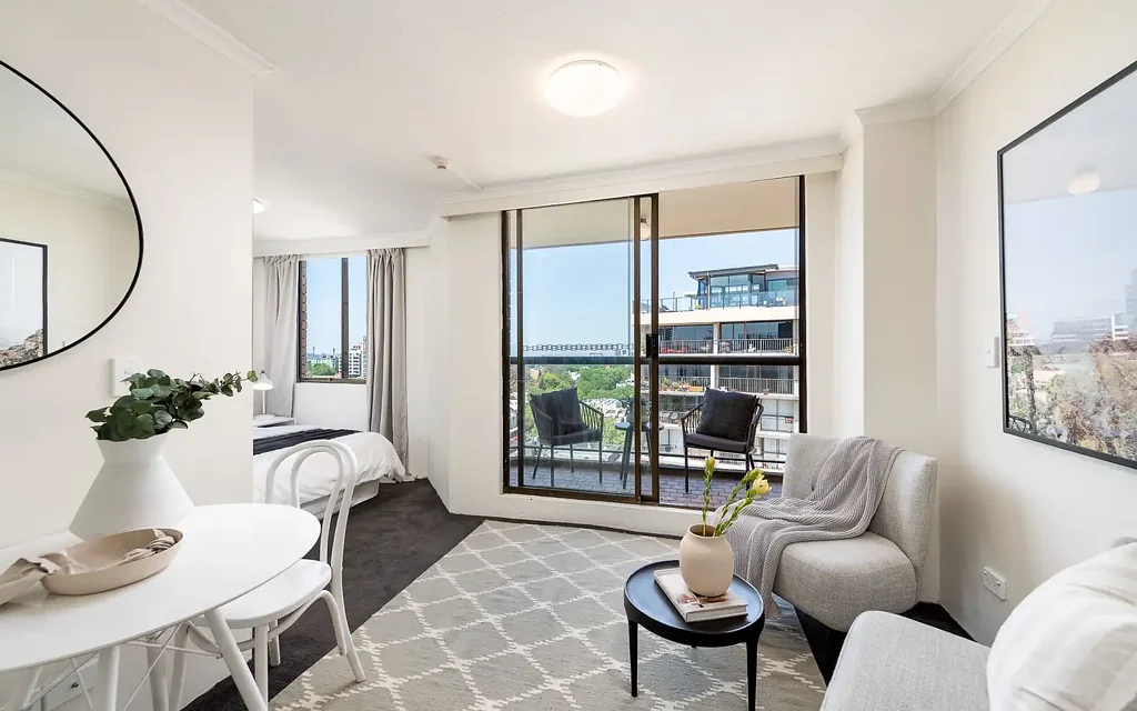 TOP FLOOR APARTMENT IN CENTRAL LOCATION