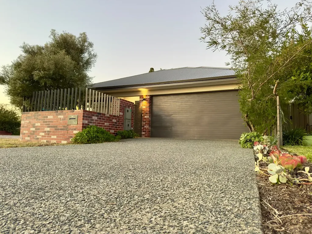 Bedford 3Habitaciones For Sale by Tom Zdunek 0488 004 363
