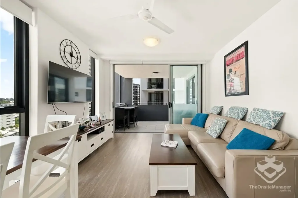 AROBR MILTON - 2 BEDROOM 2 BATHROOM APARTMENT PLUS A CAR PARK - JUST 2KM FROM THE CBD