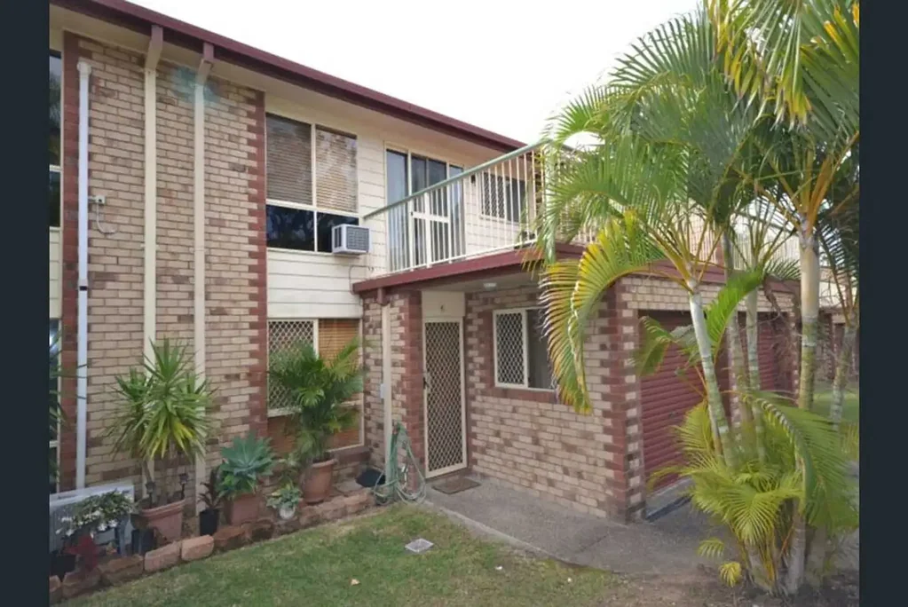 Luxury Living: 3-Bedroom Apartment with Pool & Garage in Quiet Complex - Don't Miss Out!