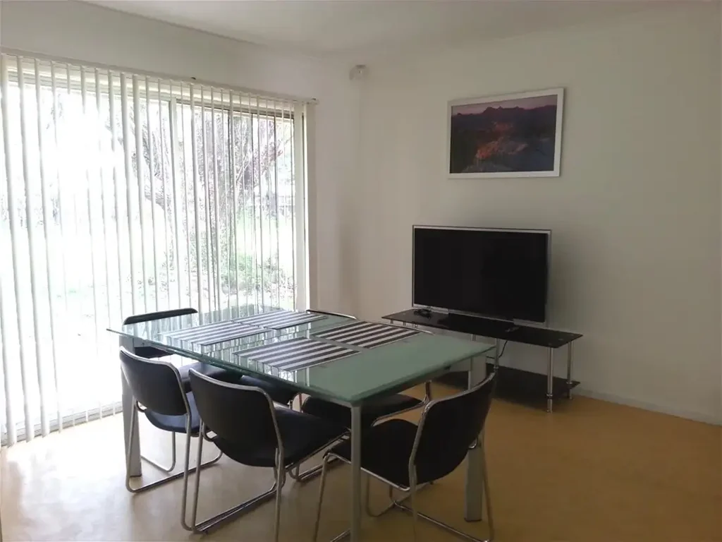One room - close to Griffith Uni, 3 mins walk to rail station 10km to CBD