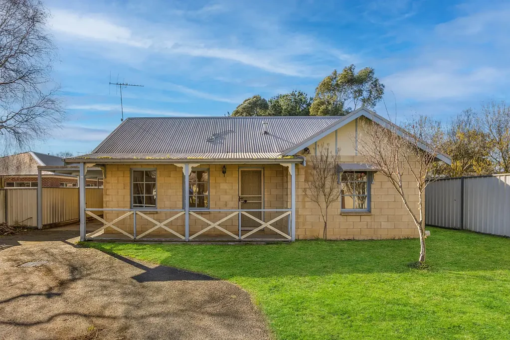 Romsey 2房  Quiet Convenience with Character