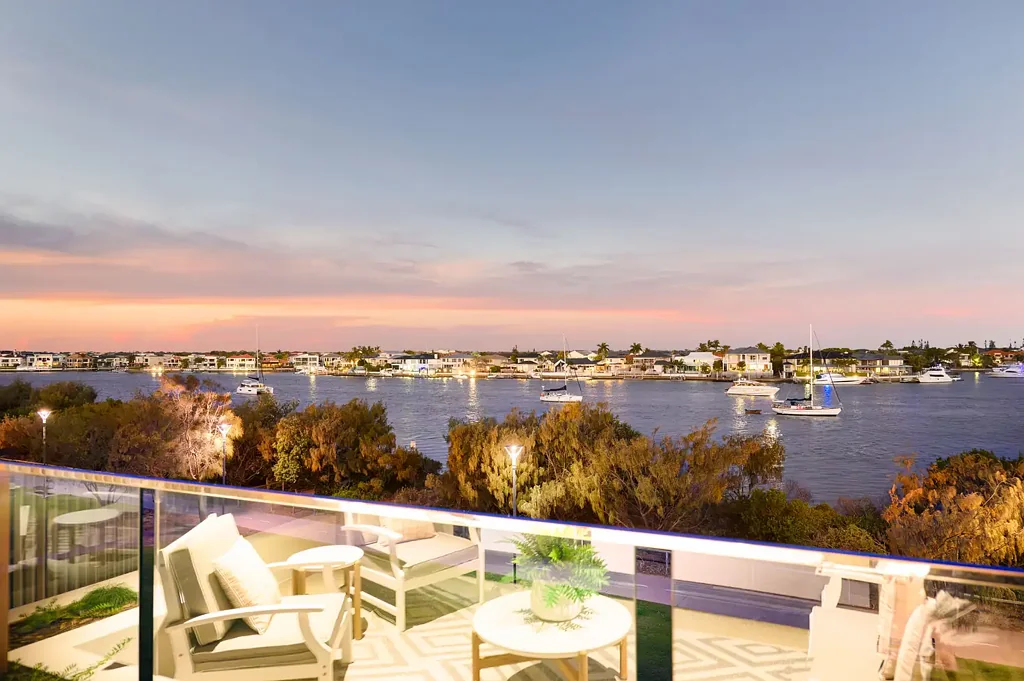 Paradise Point 3房  Tri-Level Luxury Oasis on the Broadwater - Beachfront Elegance Meets Parkside Serenity