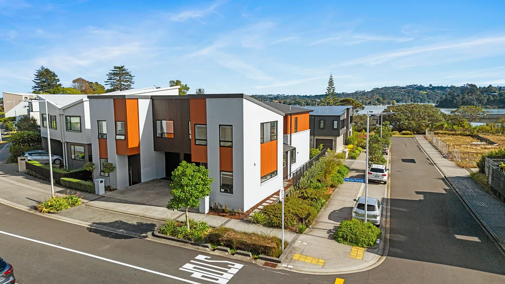 Hobsonville 3房 海滨住宅！现代时尚，宽敞舒适，坐拥灌木林景观与海景，步行至篮球场/名校！ Your modern and stylish coastal lifestyle