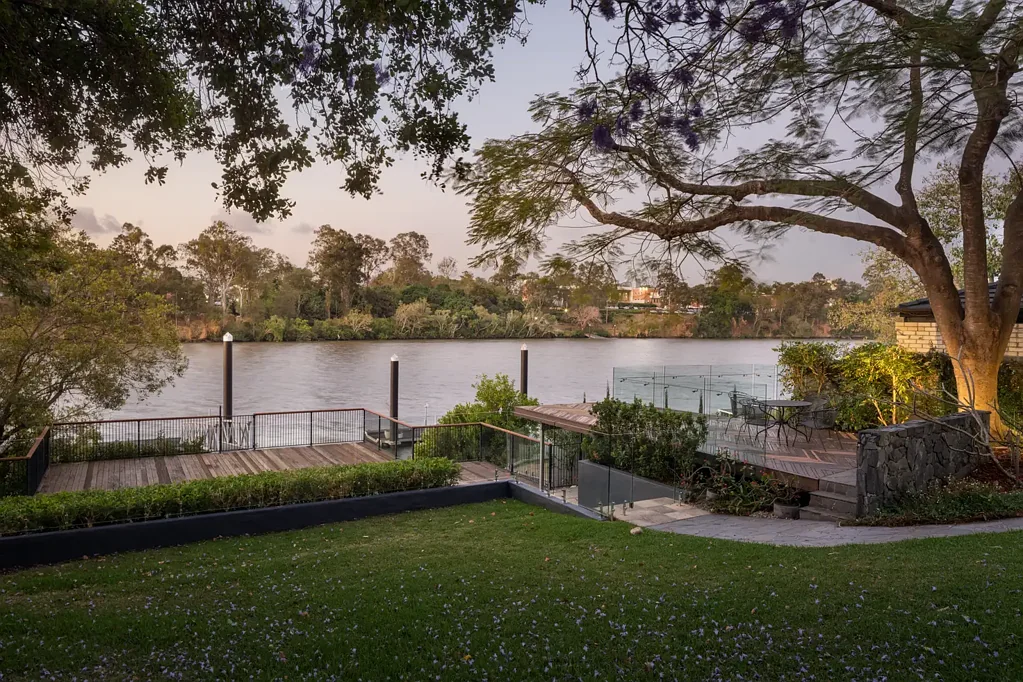 Yeronga 6બેડરૂમ Serenity, Seclusion and a Private Pontoon in this Riviera Estate