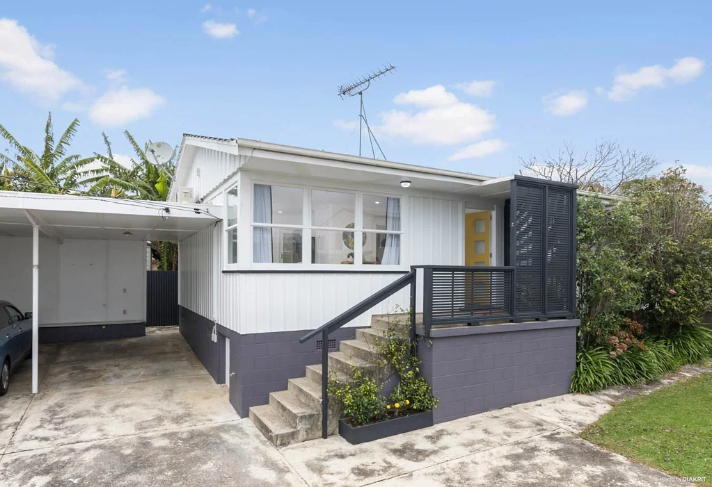 Simply move in and relax in sought-after Hills...