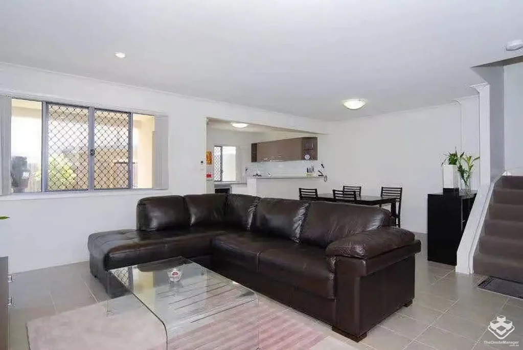 Double garaged 3 bedroom townhouse in Central Calamvale area