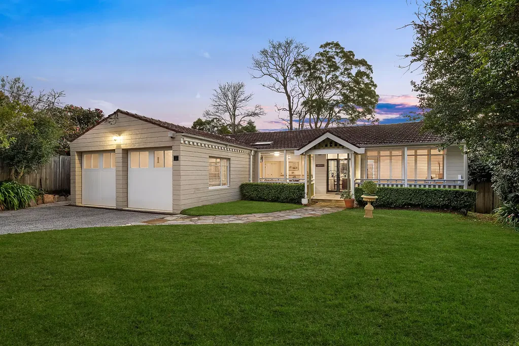 Wahroonga 4कमरा Rare full brick home - Walk to Wahroonga Village