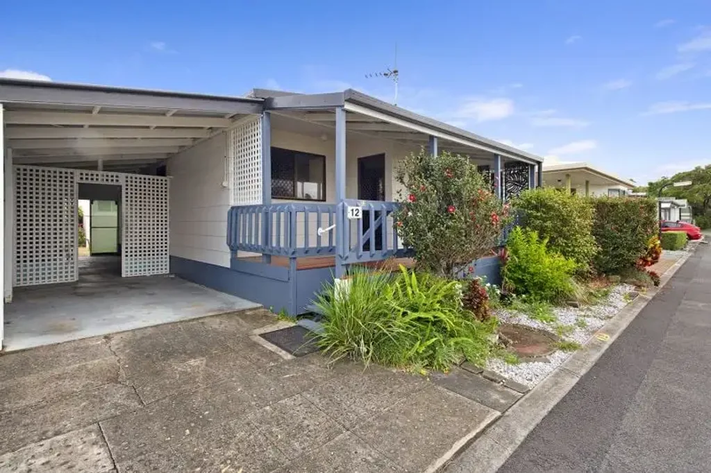 Coombabah 3房  Price Reduced for Quick and Fair Sale This Small 2 Bedroom Home Requires Renovation and Refurbishment - Redgum Over 50's Village.