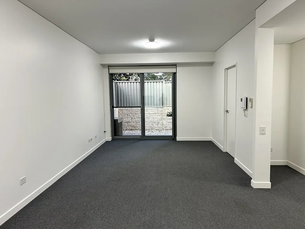 **FRESHLY PAINTED** Modern 1 Bed plus Study Apartment