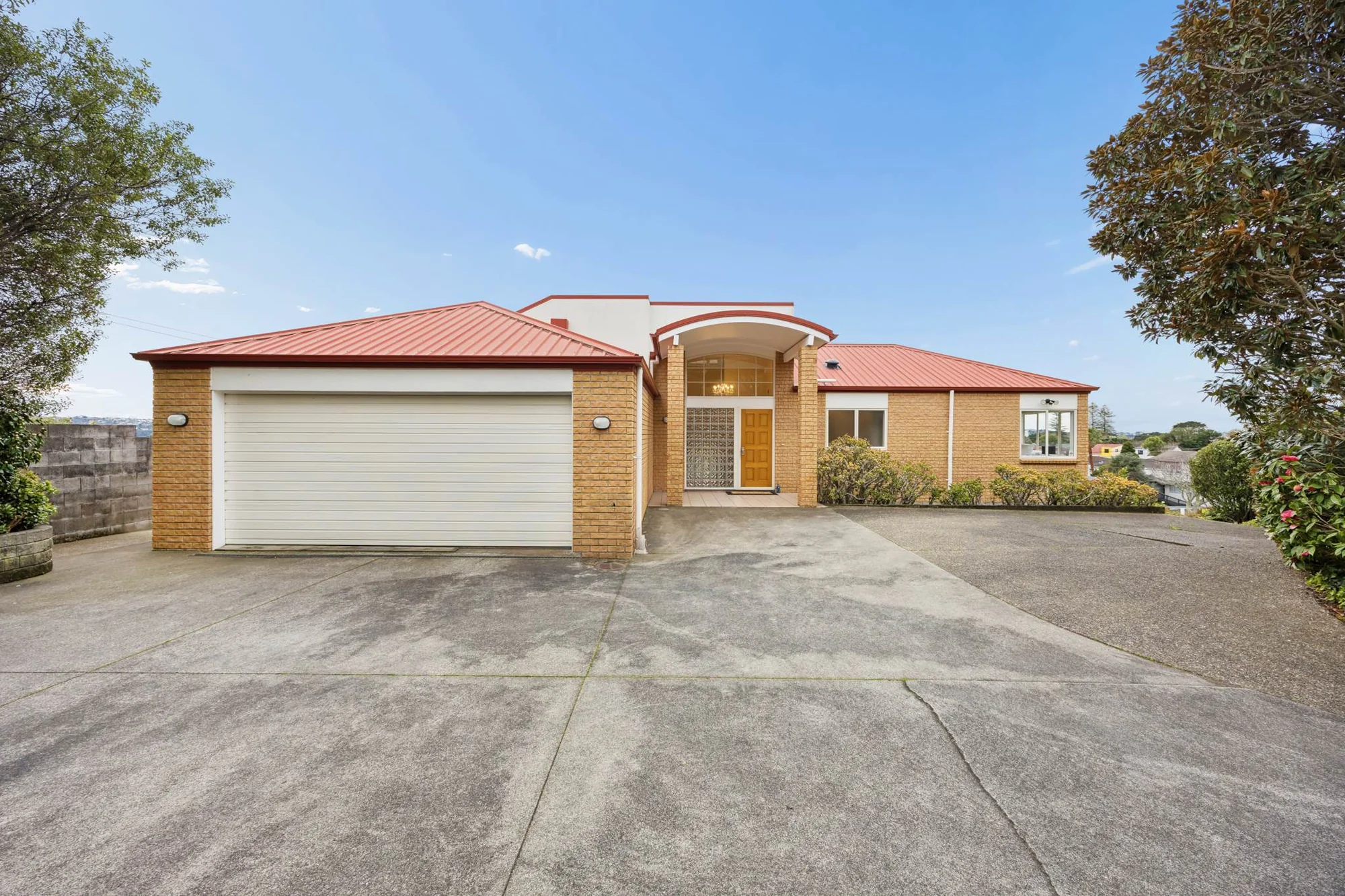 Mangere Bridge 4房 提升生活品质，家庭避风港，充沛阳光+壮丽景观+宽敞空间，800㎡地块！ Elevate Your Life -A Sun-Drenched Family Sanctuary
