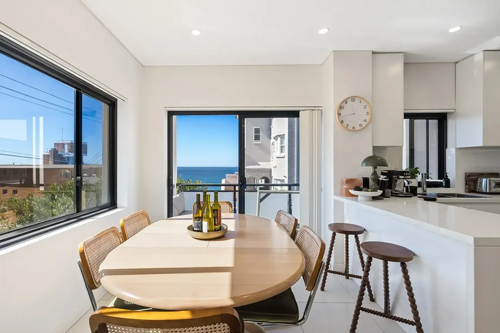 Bondi 3房 底层海滨机遇，坐拥海景，带车库 Ground-Floor Beachside Opportunity with Water Views & Garage