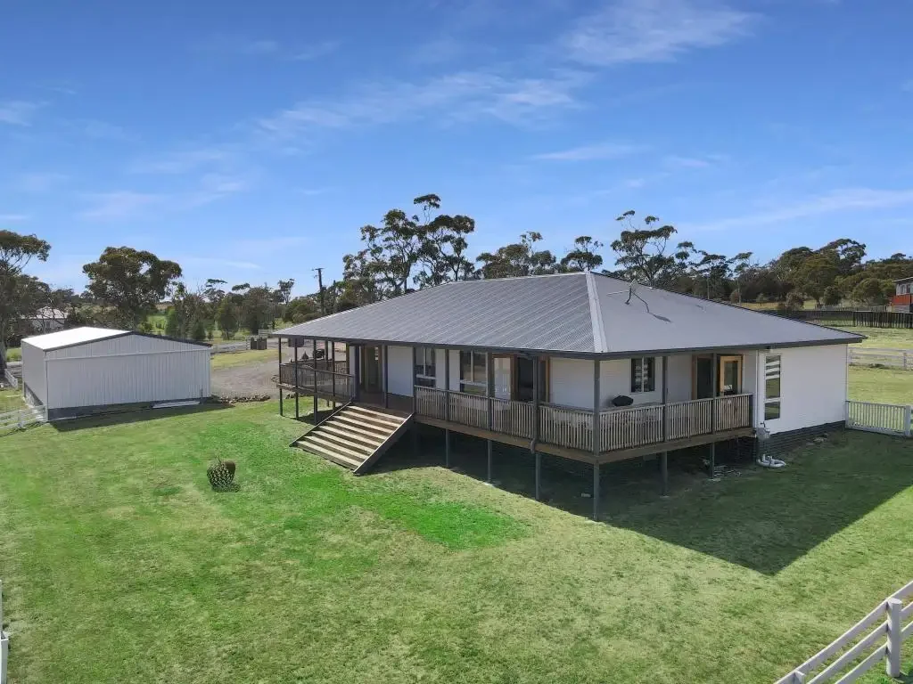 Swansea 4 Bedroom MODERN 4 BED & 2 BATH HOMESTEAD, TRIPLE SHED, TRIPLE CARPORT ON 6+ ACRES (with subdivision approval into 3 BLOCKS)